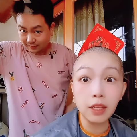 女剃光头趋势背后的原因与影响分析视频最新发布