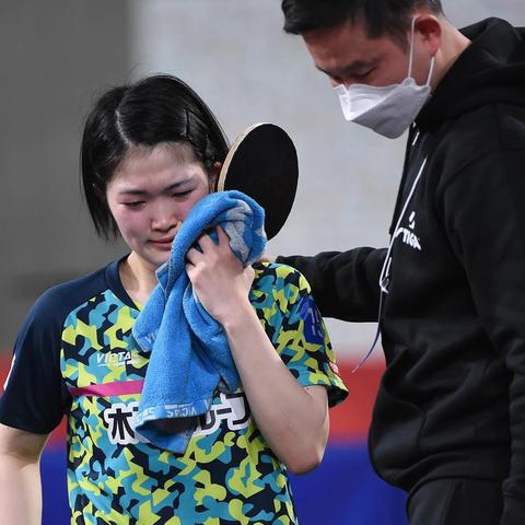 女剃光头趋势背后的原因与影响分析视频最新发布