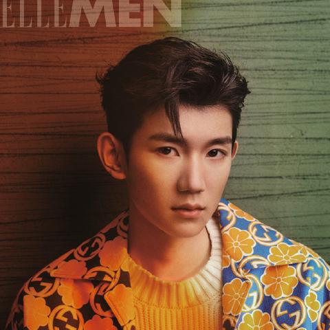 王源2025青春活力写真集首发亮相