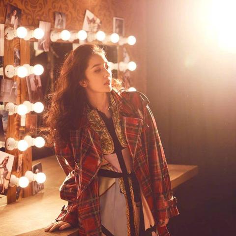 王源2025青春活力写真集首发亮相