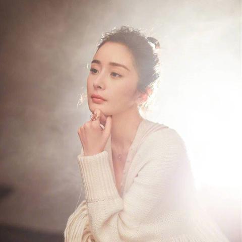 王源2025青春活力写真集首发亮相