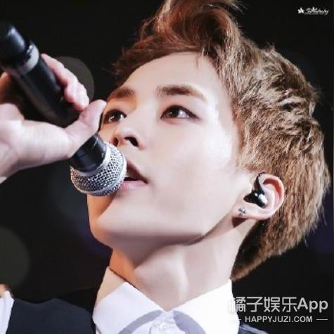 金珉锡最新图片展现魅力与活力风采