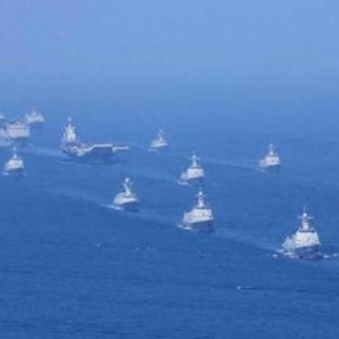 中国军舰下水展示国防实力与科技创新成就