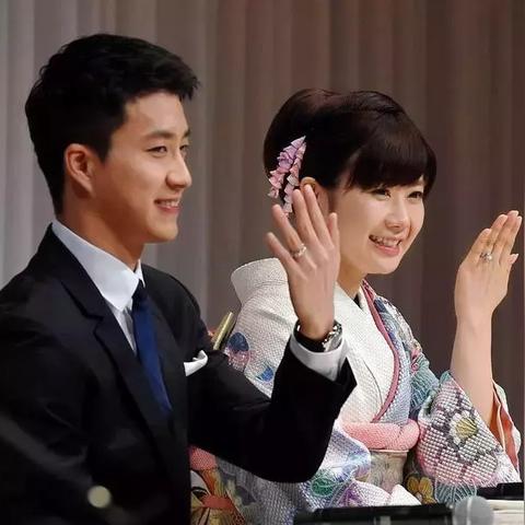 街头接吻狂魔引爆热议,浪漫瞬间的最新视频