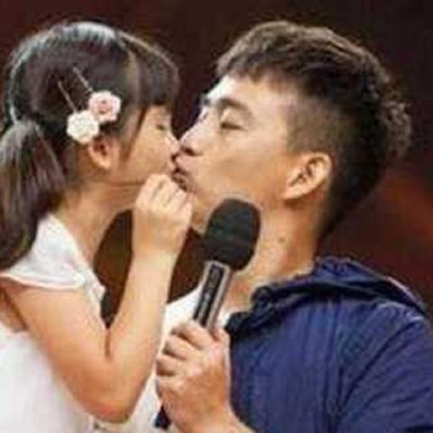 街头接吻狂魔引爆热议,浪漫瞬间的最新视频