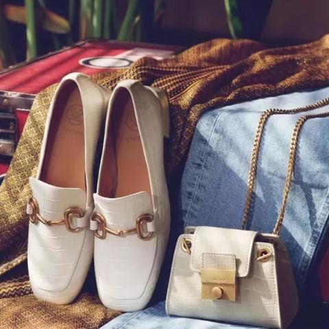 思加图新款鞋履引领潮流，时尚品味之选