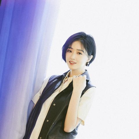 蒋欣机场最新照片揭秘明星魅力细节