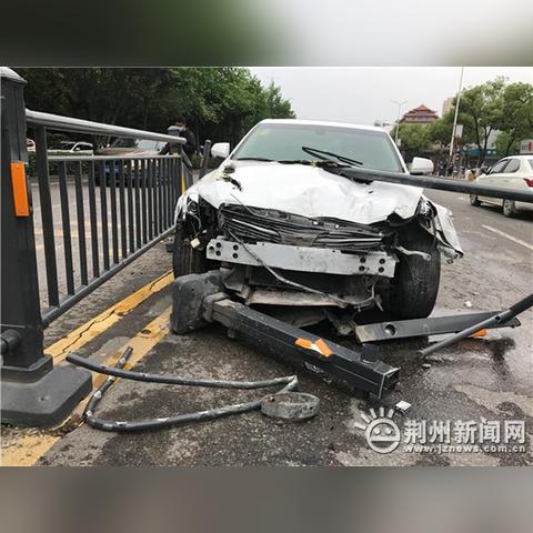 荆州最新车祸事件最新报道