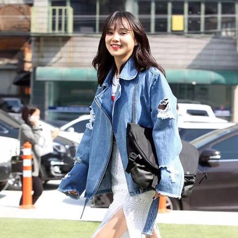 周冬雨最新街拍引领时尚潮流,2025年潮流风向标