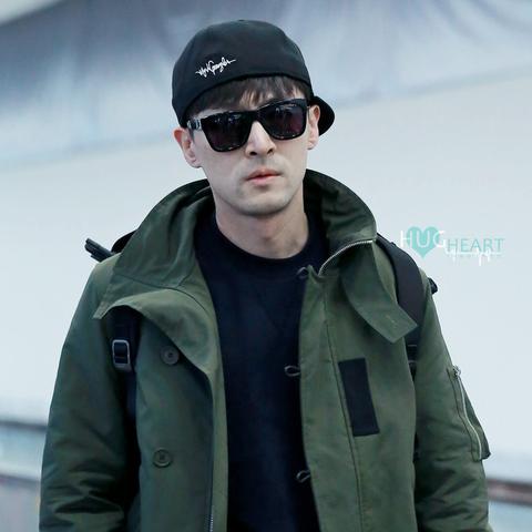 靳东街拍时尚魅力，实力与风采的完美融合