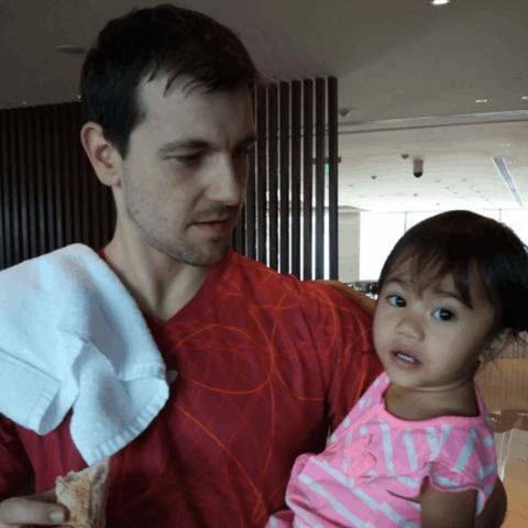 许昕赛场风采依旧，乒坛传奇持续辉煌