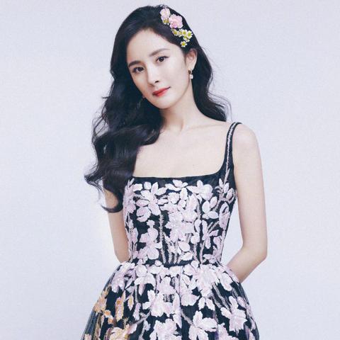 揭秘杨幂卷发新造型,时尚标杆之选